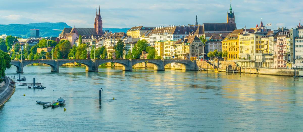 Blick auf Fluss mit Skyline im Hintergrund