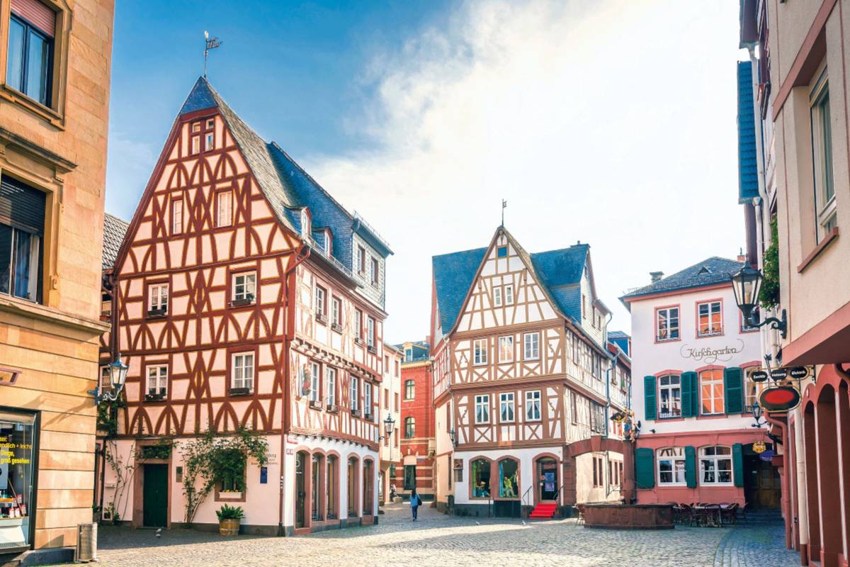 Fachwerkhäuser einer Gasse in Mainz