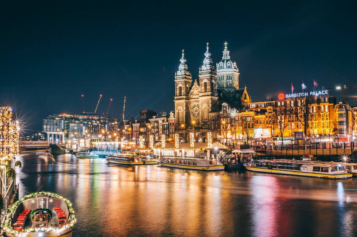 Abendlicher Lichterglanz über dem Rhein in Amsterdam
