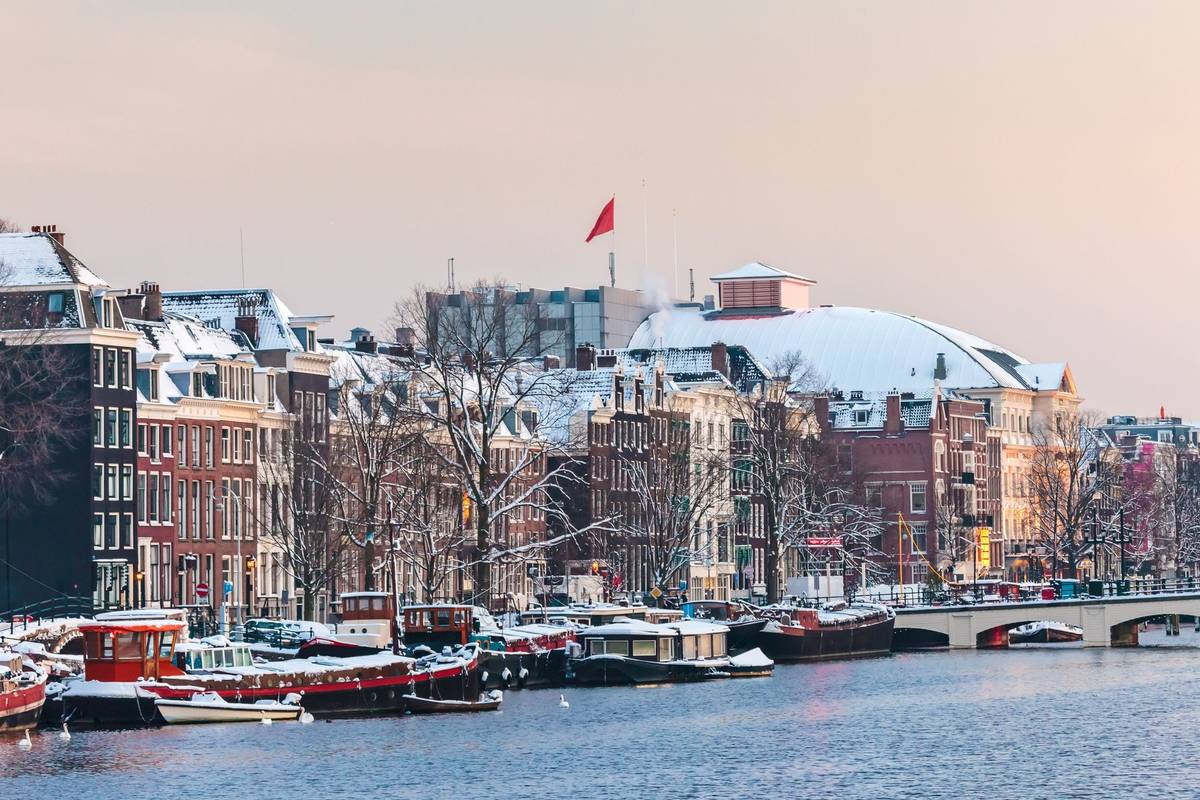 Panoramablick auf Amsterdam bei Schnee