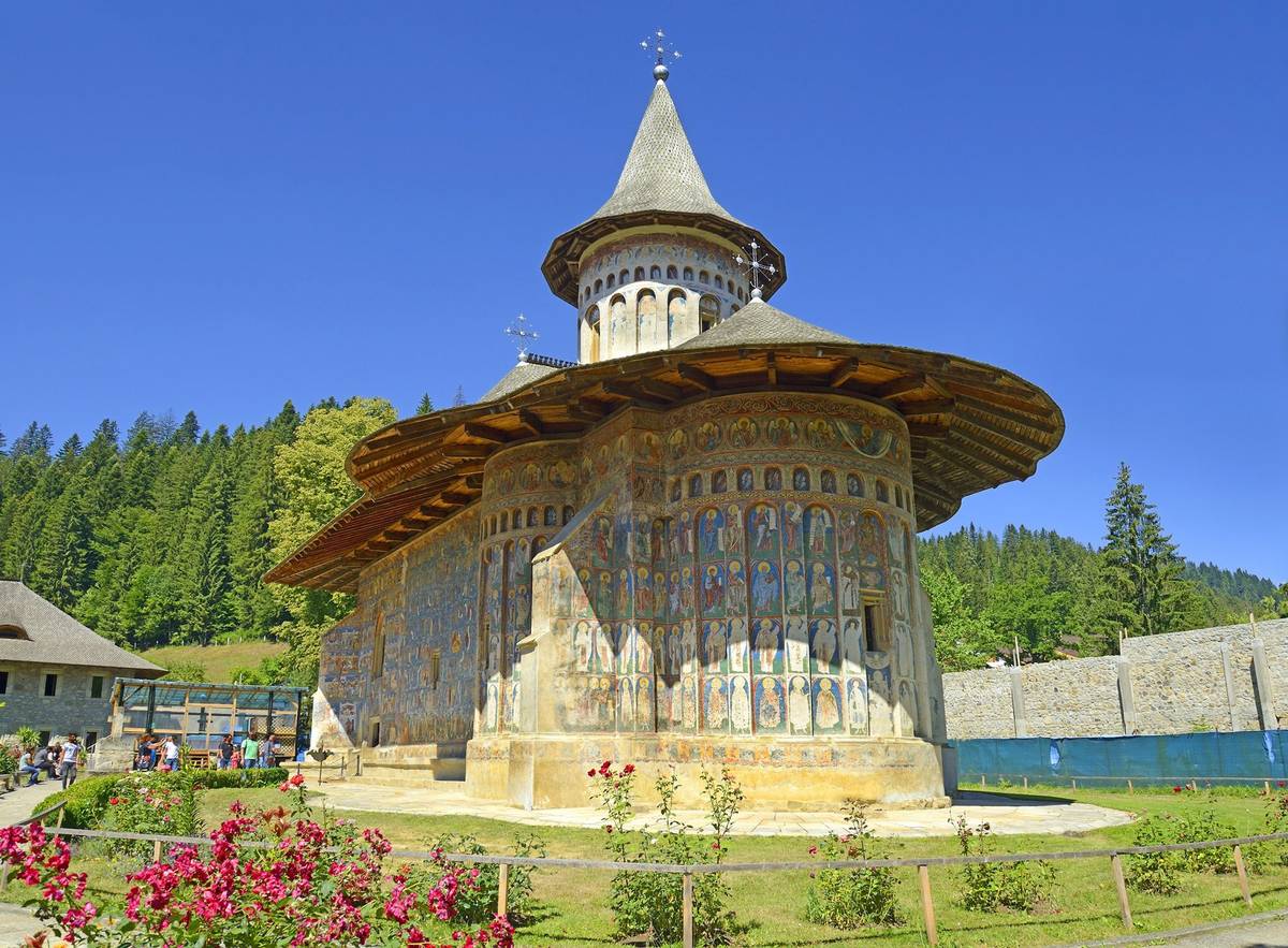 Orthodoxes Moldaukloster Voronet mit einzigartigen blauen Fresken unter klarem Himmel