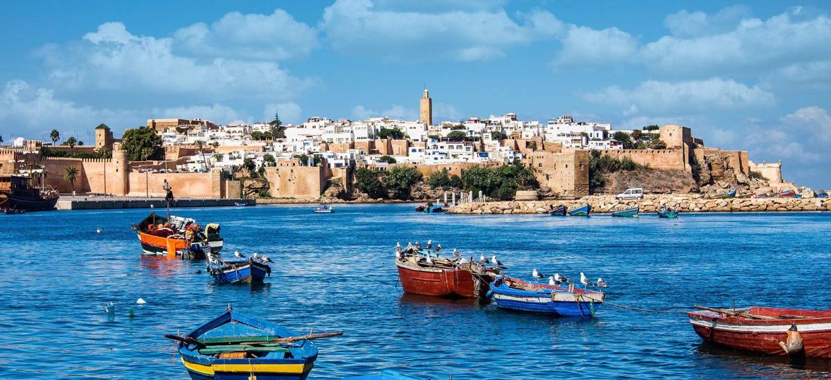 Panoramablick auf den Hafen im marokkanischen Rabat