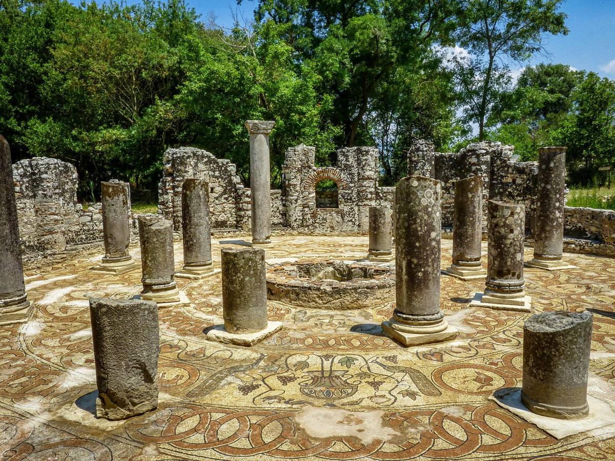 Aufnahme von Überresten eines griechischen Tempels in Butrint in Albanien