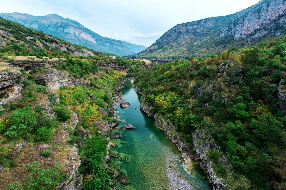 Panoramaaufnahme von einem Fluss in Moraca in Montenegro