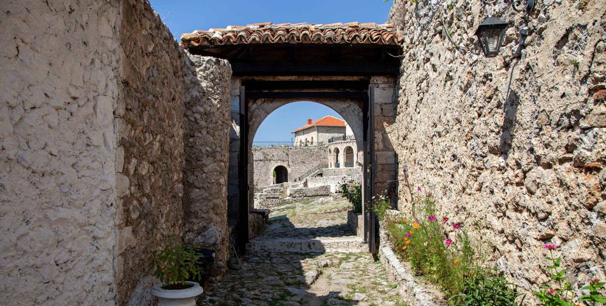 Aufnahme eines rustikalen Durchgangs von Kruje in Albanien