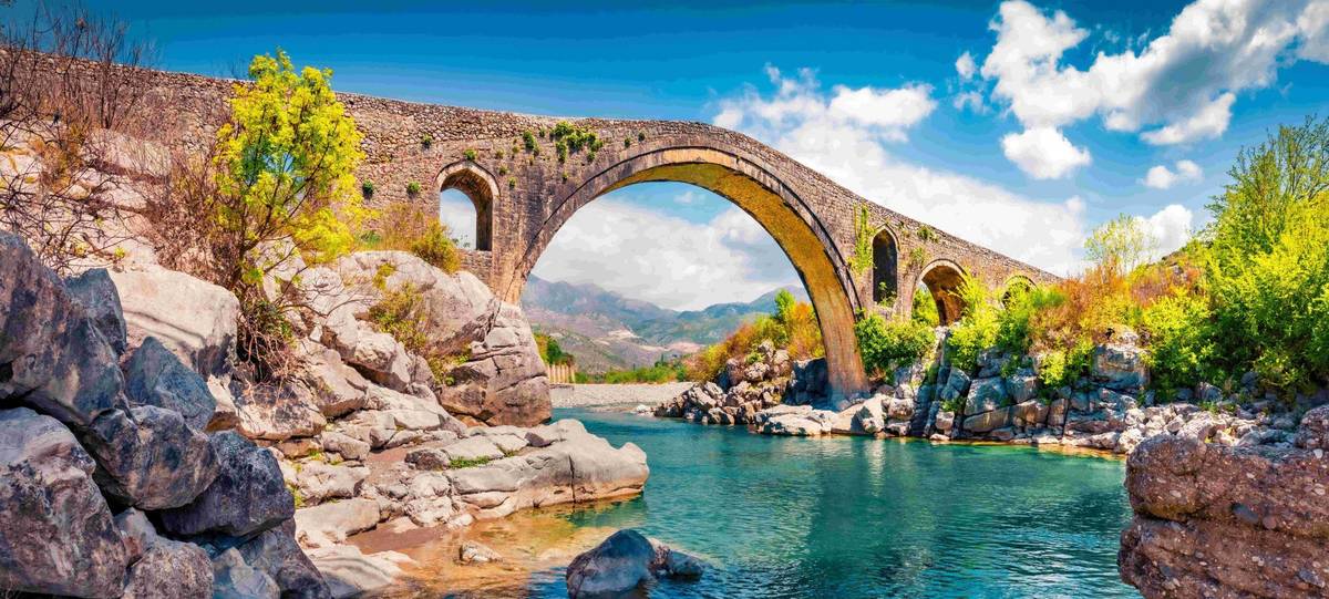 Panoramablick auf eine Brücke in Shkodra in Albanien