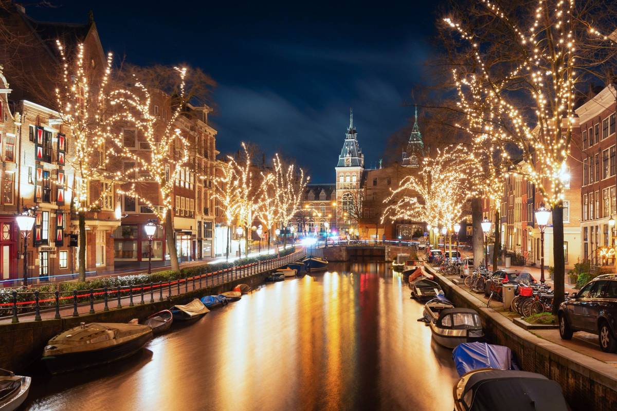 Gracht in Amsterdam mit Blick auf Rijks Museum