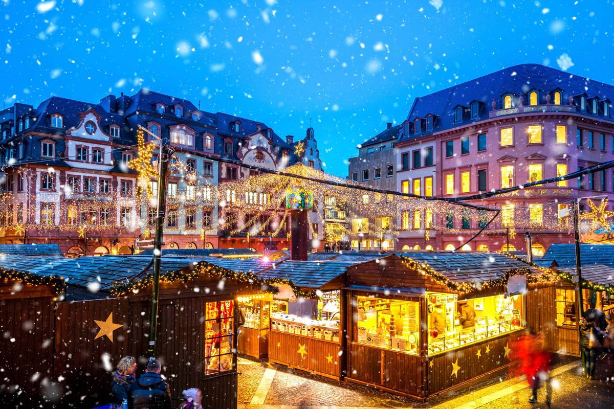 Weihnachtsmarkt in Mainz mit Lichterglanz und geschmückten Ständen