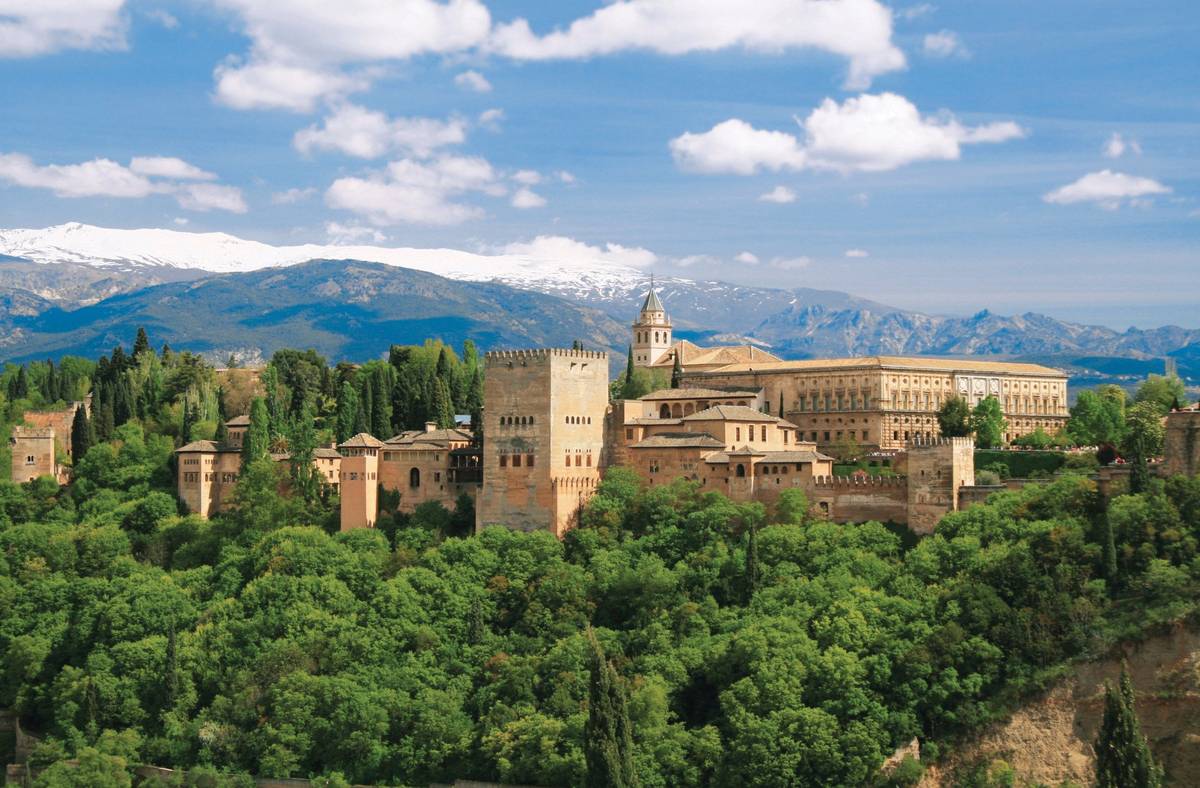 Blick auf historisches Gebäude im spanischen Stil auf grüner Hügellandschaft
