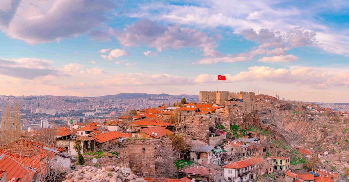 Burg von Ankara in der türkischen Hauptstadt auf einem Hügel in dem Stadtteil Altindag unter wolkenbedecktem Himmel