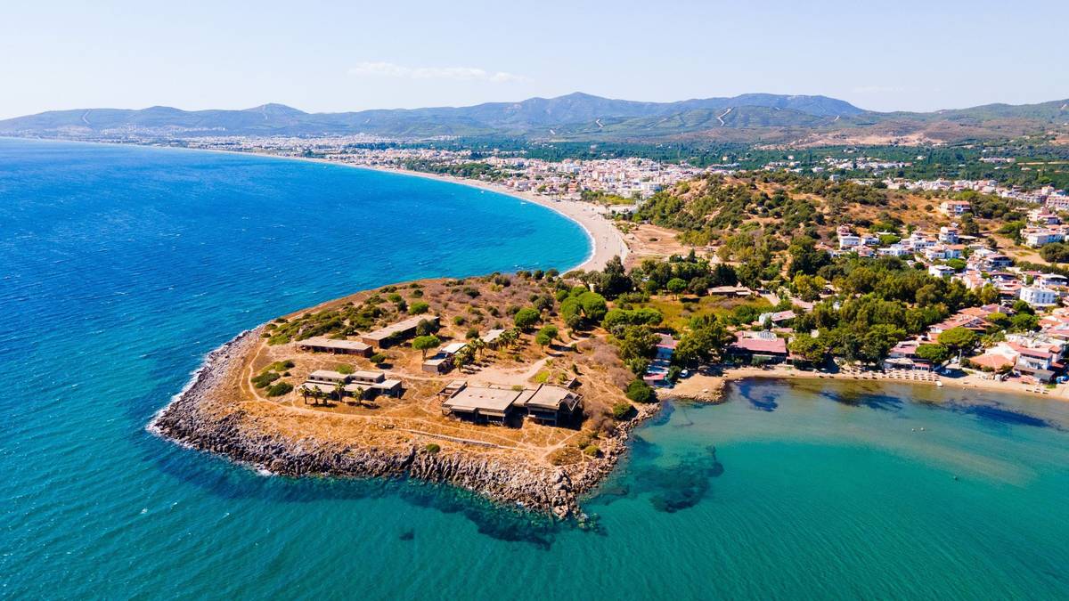 Der an der Ägais gelegene Küstenort Seferihisar in der Provinz Izmir umgeben von blauem Meer und Gebirge in der Ferne