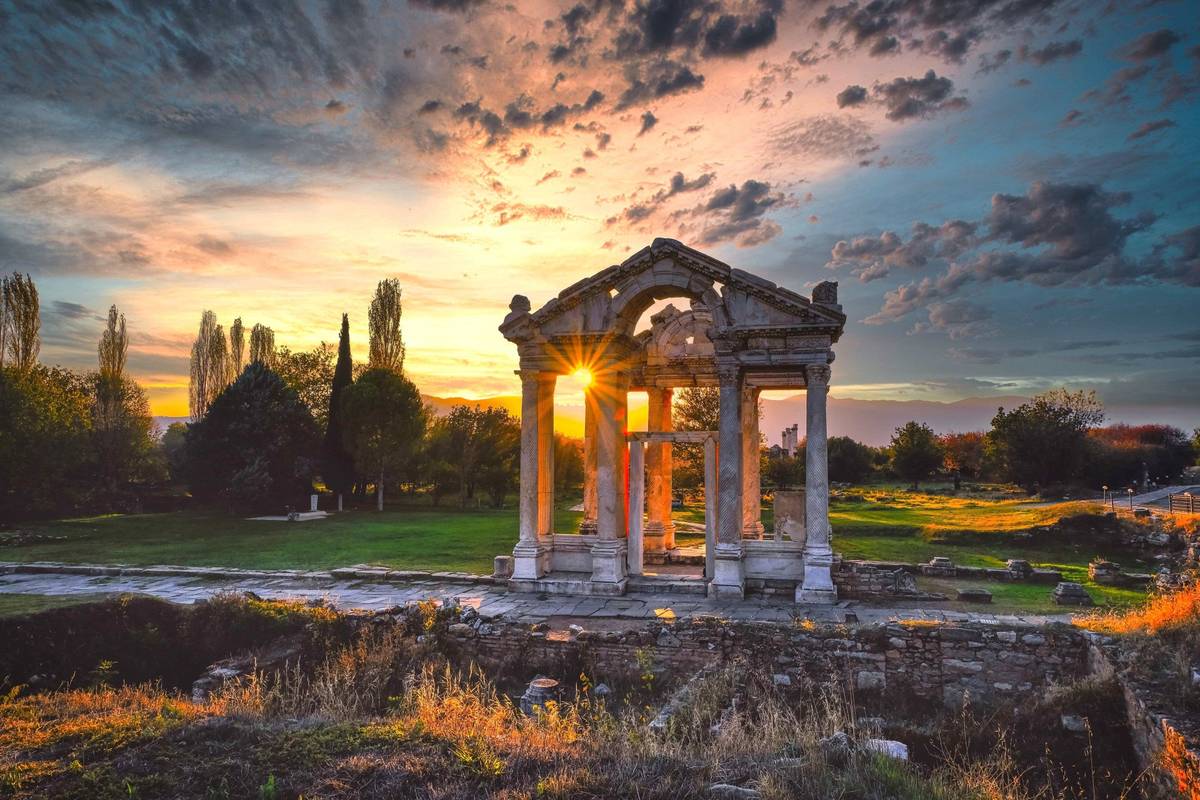 Die antike Stätte und UNESCO-Welterbe Aphrodisias in der Türkei mit Abendsonnenstrahlen, die durch die Ruine fallen