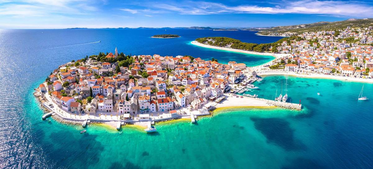 Szenische Luftaufnahme von Primosten in Kroatien am blauen Meer