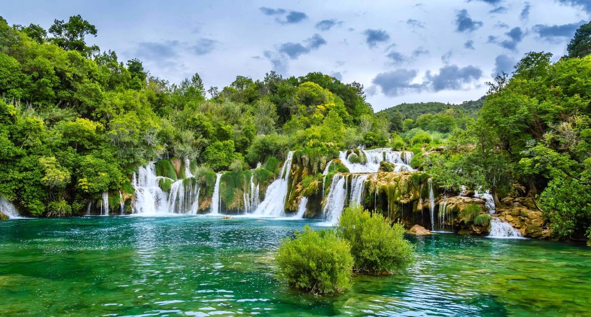 Malerische Aufnahme von den berühmten Wasserfällen im Nationalpark Krk in Kroatien