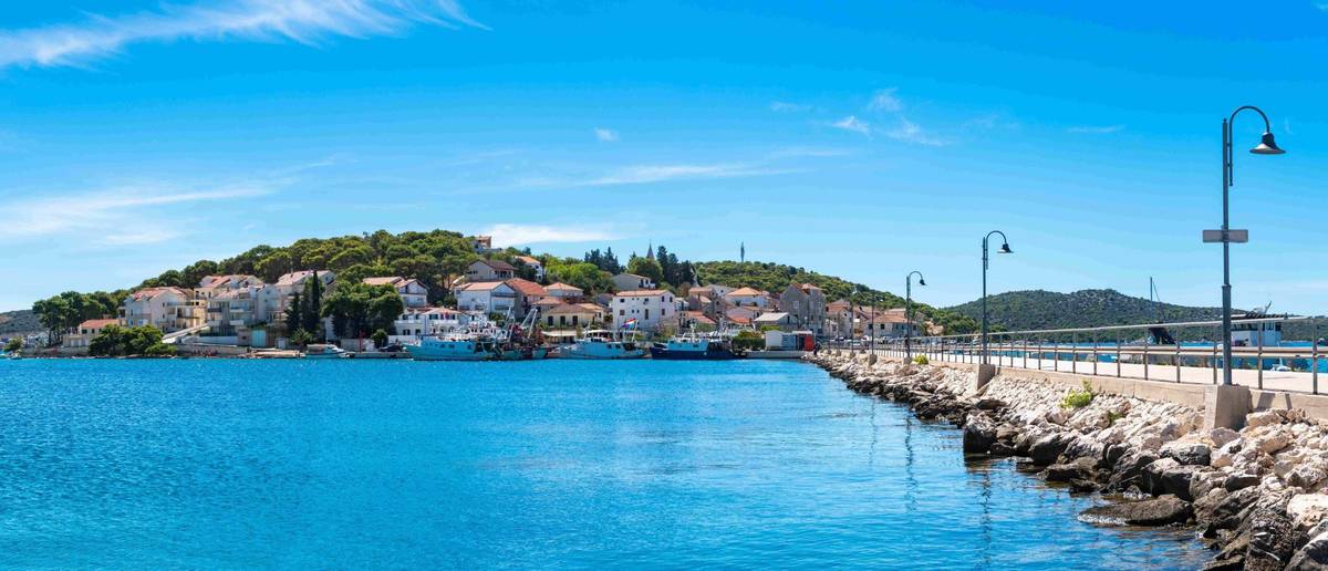 Aufnahme eines Stegs mit Landschaftsblick auf Rogoznica in Kroatien während einer Küstenkreuzfahrt