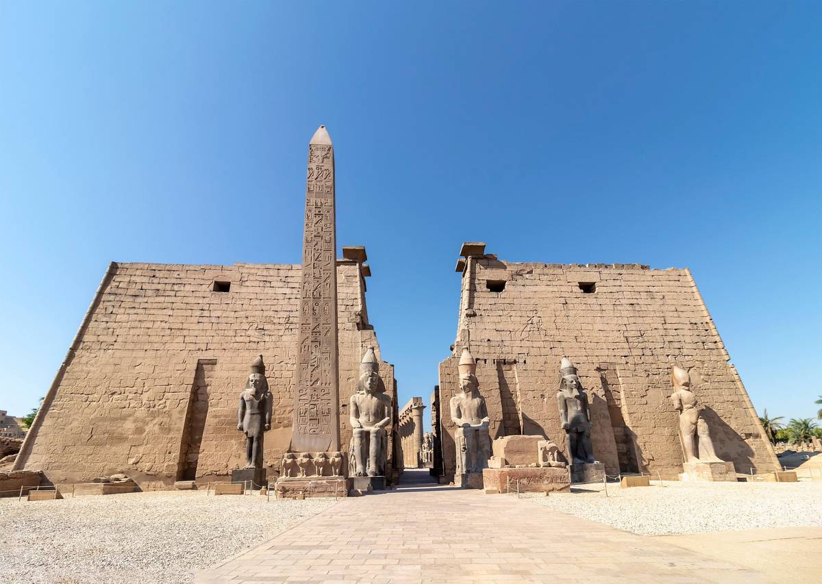 Blick auf Eingang der Tempelanlage in Luxor