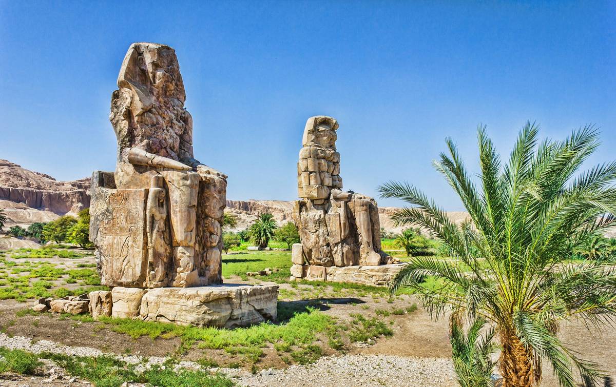 Blick auf die Memnon-Kolosse in Luxor