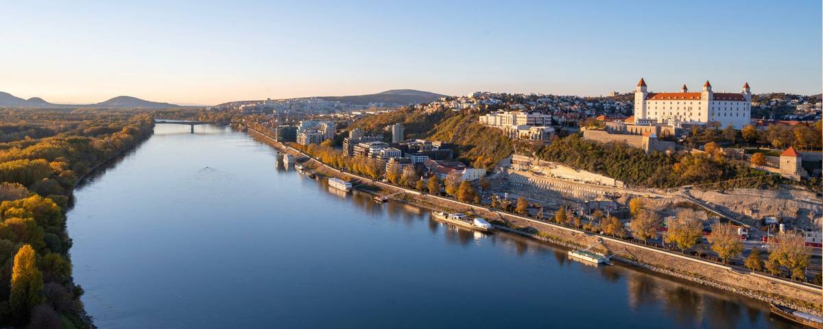 Blaue Donau mit Stadtansicht von Bratislava in der Slowakei
