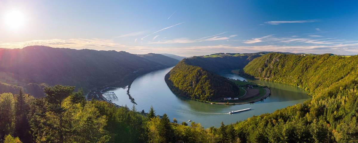Schlögener Schlinge auf der Donau und bewaldete Hügel