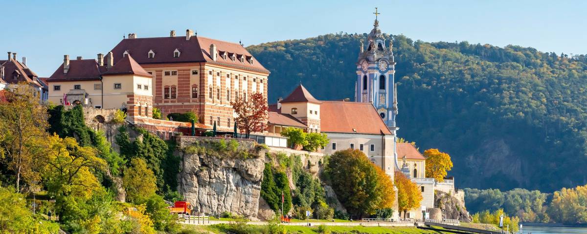 Dürnstein an der Wachau mit dem blauen Stift Dürnstein bei Tag im Herbst