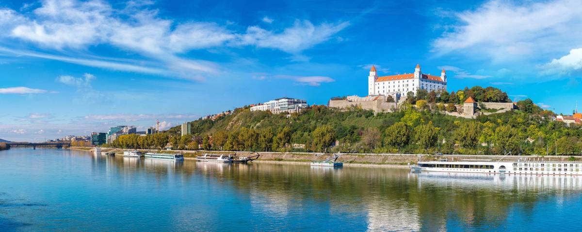 Bratislava an der Donau mit dem Schloss Bratislava bei strahlend blauem Himmel