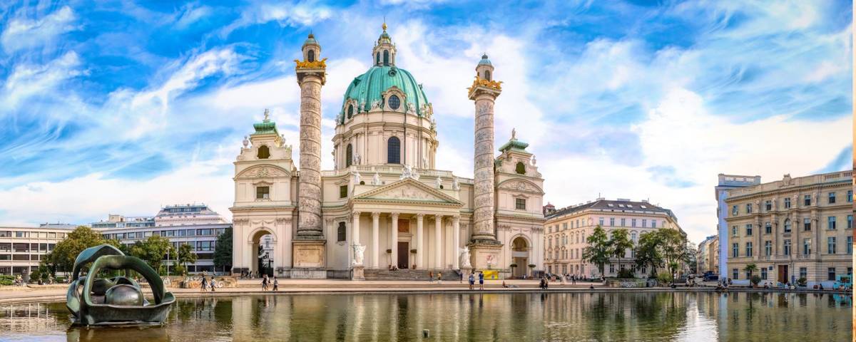 Der historische Karlsplatz mit der Karlskirche in Wien in Österreich