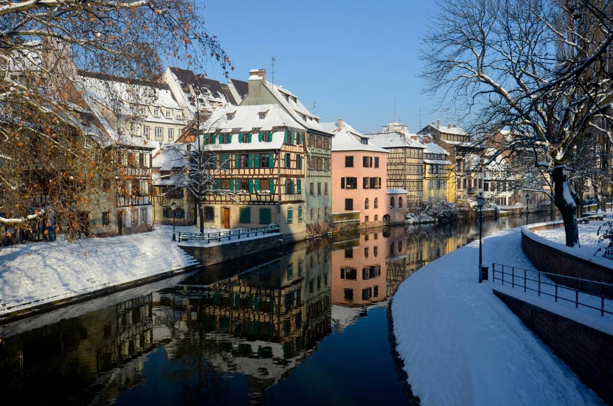 Verschneite Stadt Straßburg im sanften Winterlicht
