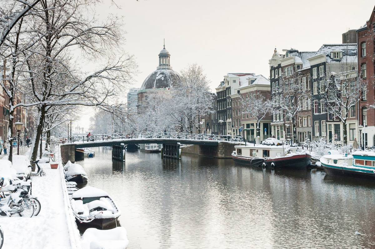 Verschneite Amsterdamer Gracht bei Tag