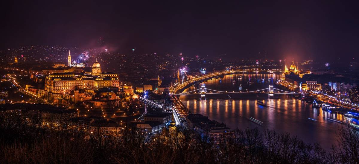 Silvesterfeuerwerk über Budapest an der Donau mit Blick auf das Parlamentsgebäude und die Kettenbrücke