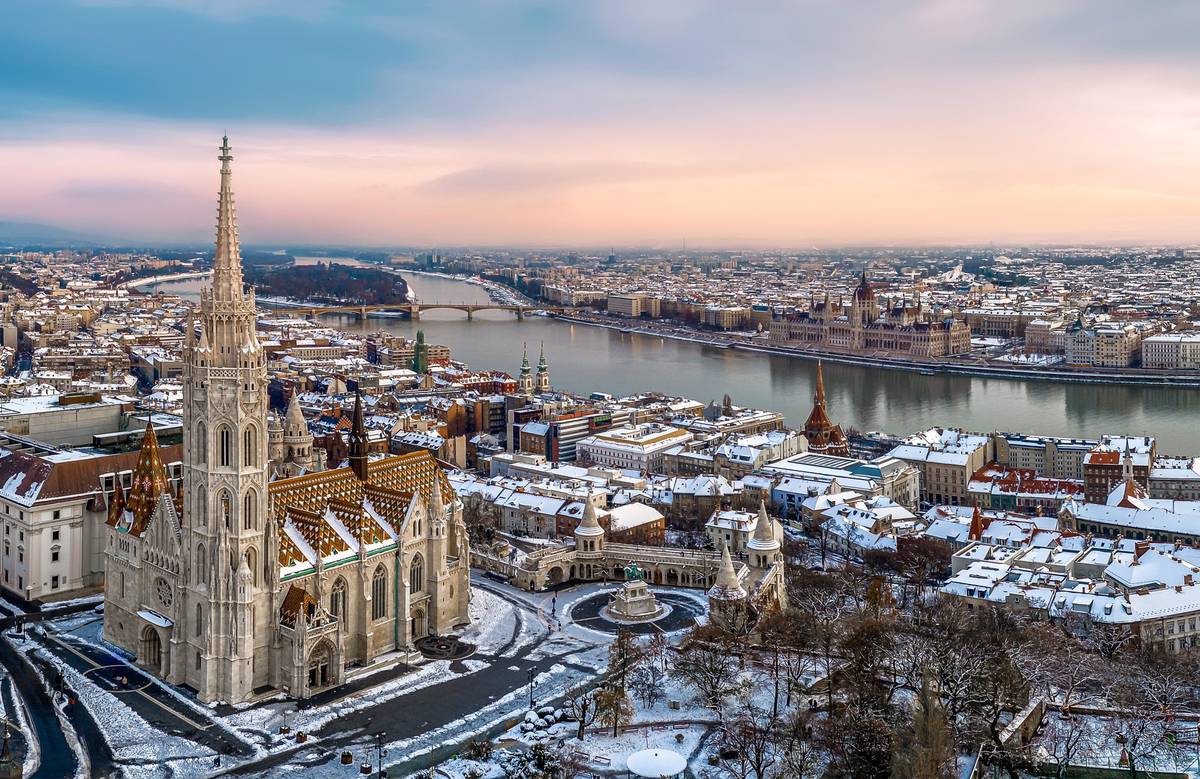 Panoramablick auf die Matthiaskirche in Budapest im Winter