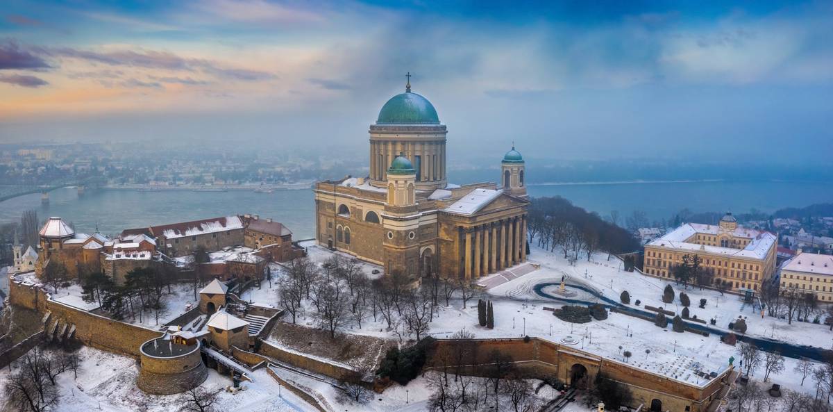 Esztergom in Ungarn mit schneebedeckter Landschaft und Blick auf die Basilika