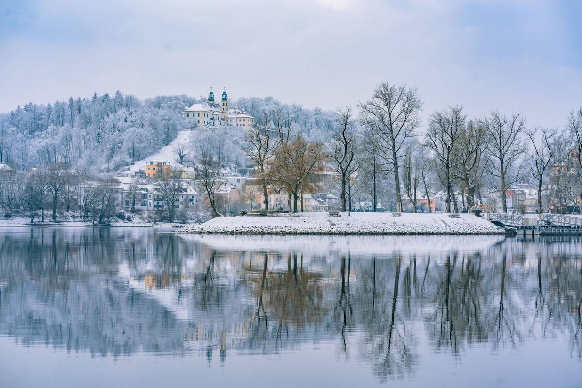 Verschneite Wachauer Landschaft entlang der Donau im Winter