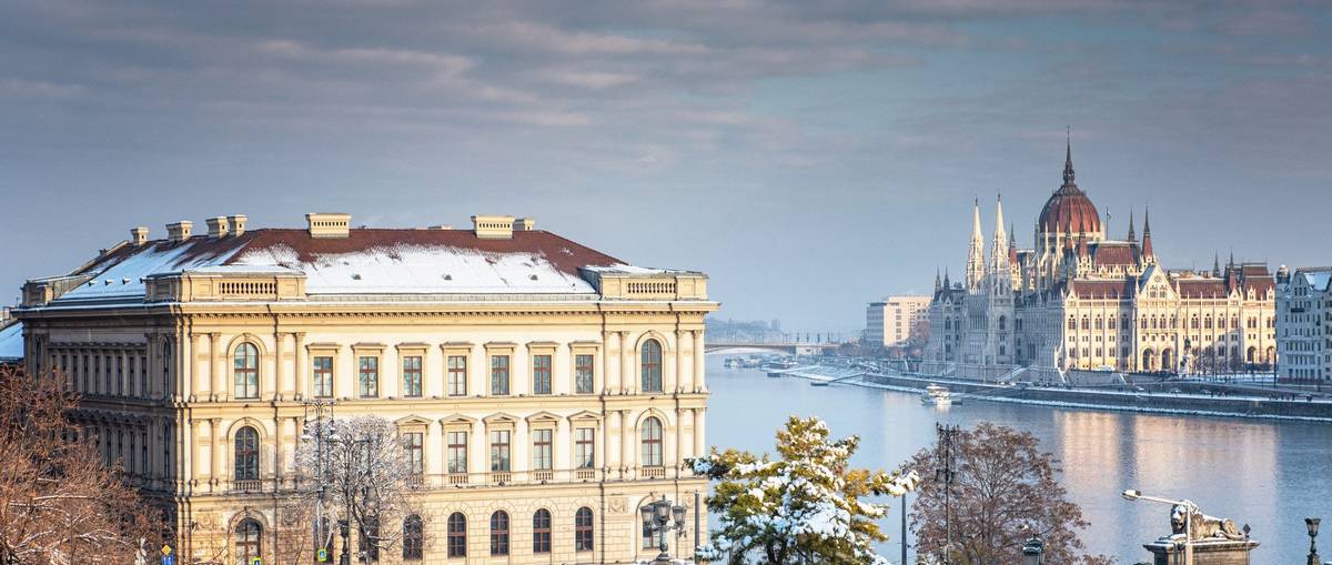 Panoramablick auf Budapest mit Blick auf das Parlamentsgebäude und der Kettenbrücke im Winter