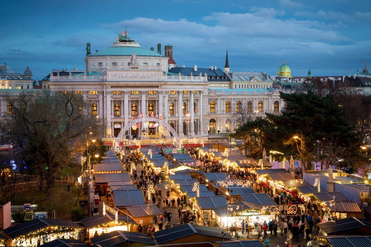 Festlicher Wiener Christkindlmarkt vor dem Burgtheater