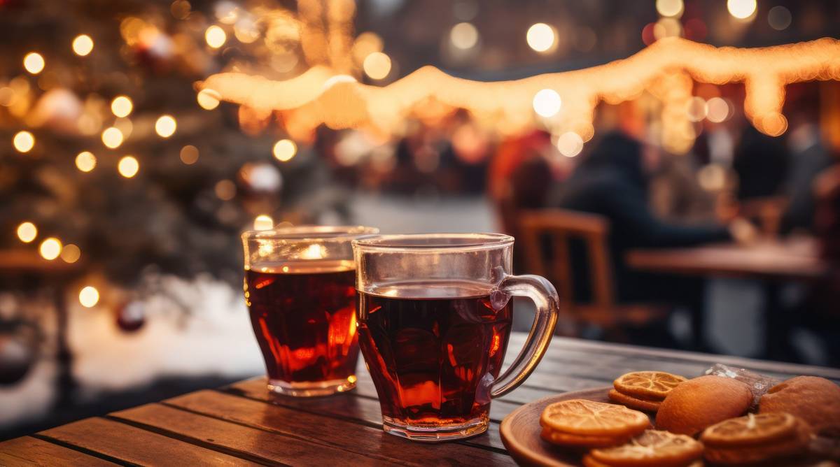 Heißer Glühwein auf dem Weihnachtsmarkt am Abend