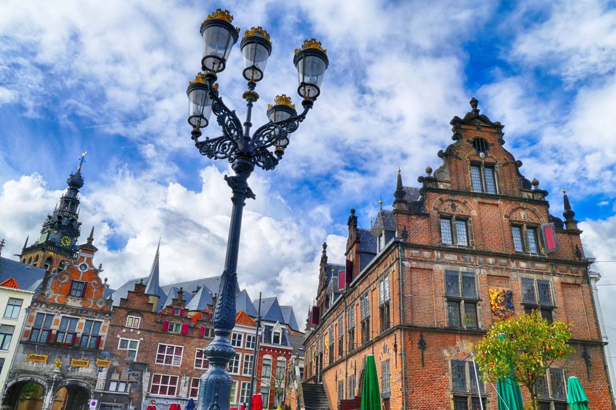 Straßenlaterne in Nijmegen und historische Gebäude