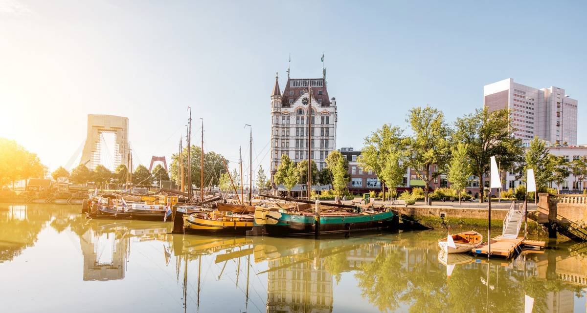 Alter Hafen in Rotterdam bei stimmungsvollem Tageslicht und anliegenden Segelschiffen