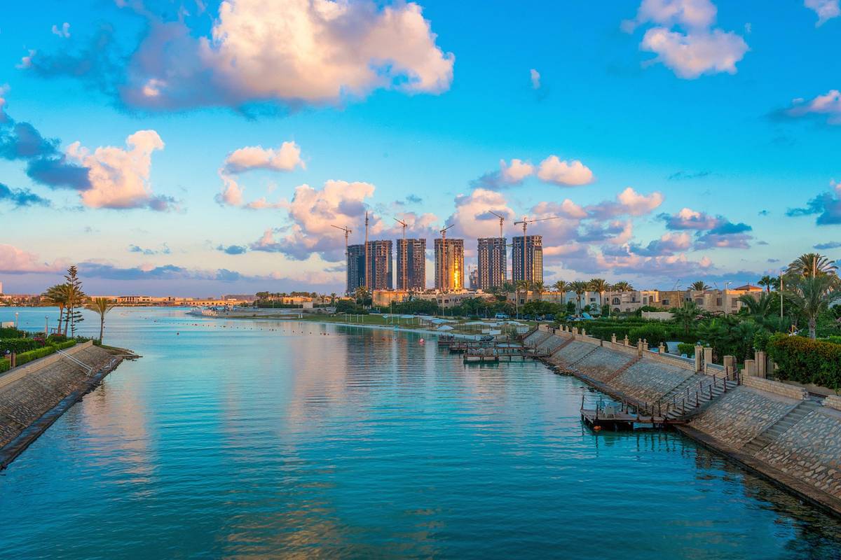 Die ägyptischen El Alamein Türme am Horizont Nähe Alexandria bei strahlend blauem Himmel
