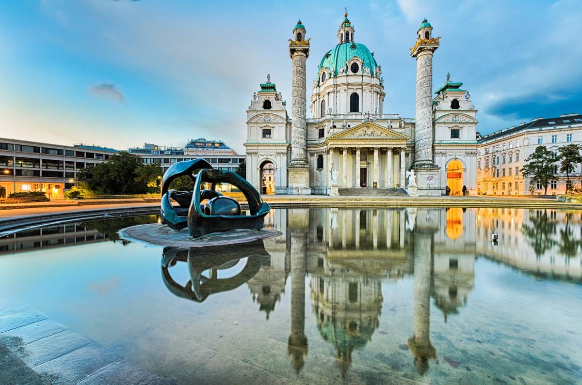 Abstrakte Bronzeskulptur „Hill Arches“ von Henry Moore im Brunnen vor der Wiener Karlskirche