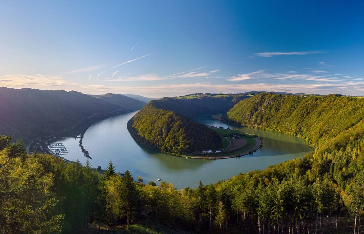 Luftaufnahme der Schlögener Schlinge mit der Donau und bewaldeten Hügeln