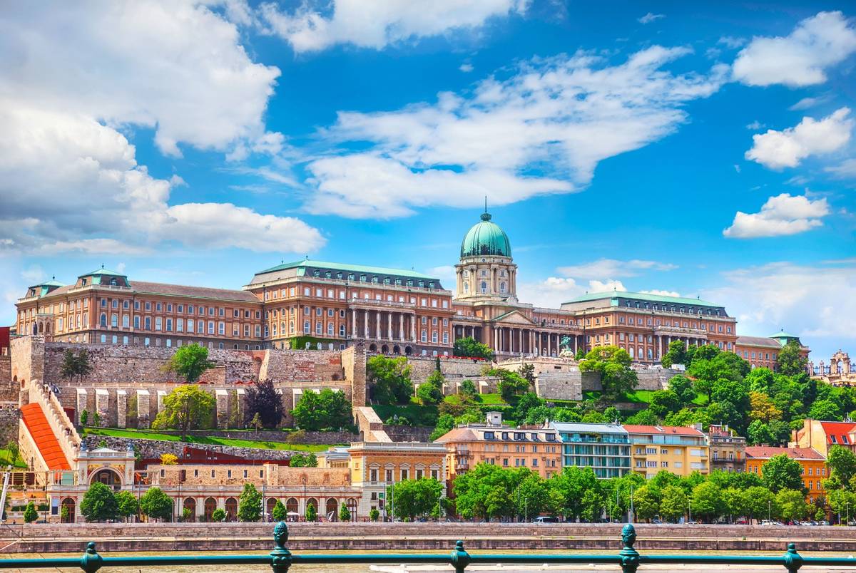 Ungarisches Parlamentsgebäude in Budapest mit neogotischer Architektur, Kuppel und Türmchen, aufgenommen bei Tag vom Donauufer aus