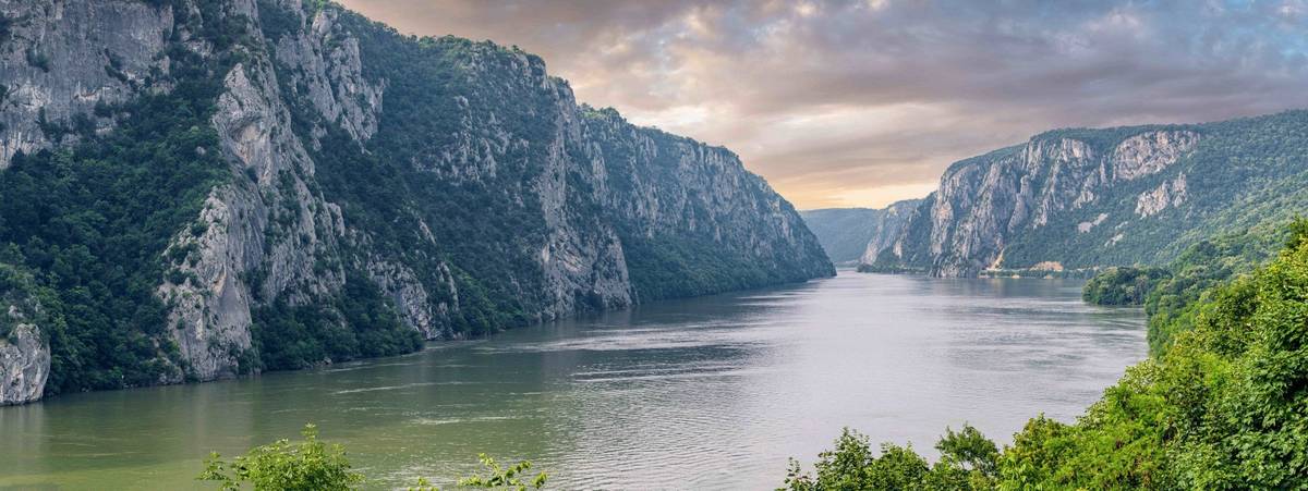 Felsenlandschaft des Eisernen Tors an der Donau mit steilen Kalksteinwänden und Wasserstraße zwischen Serbien und Rumänien