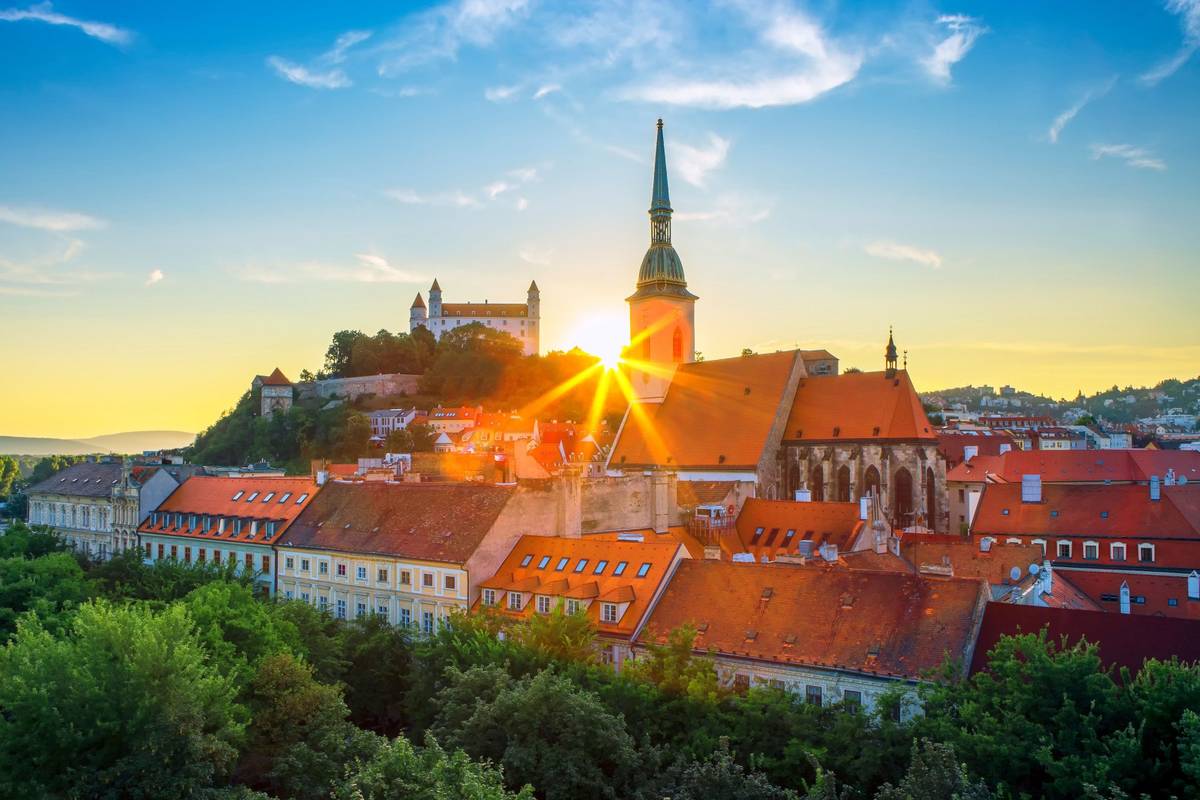 Bratislava im Sonnenaufgang mit Gebäuden und Schloss Bratislava im Hintergrund