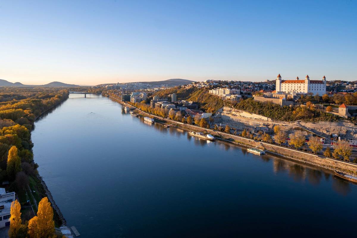 Blaue Donau mit Stadtansicht von Bratislava in der Slowakei