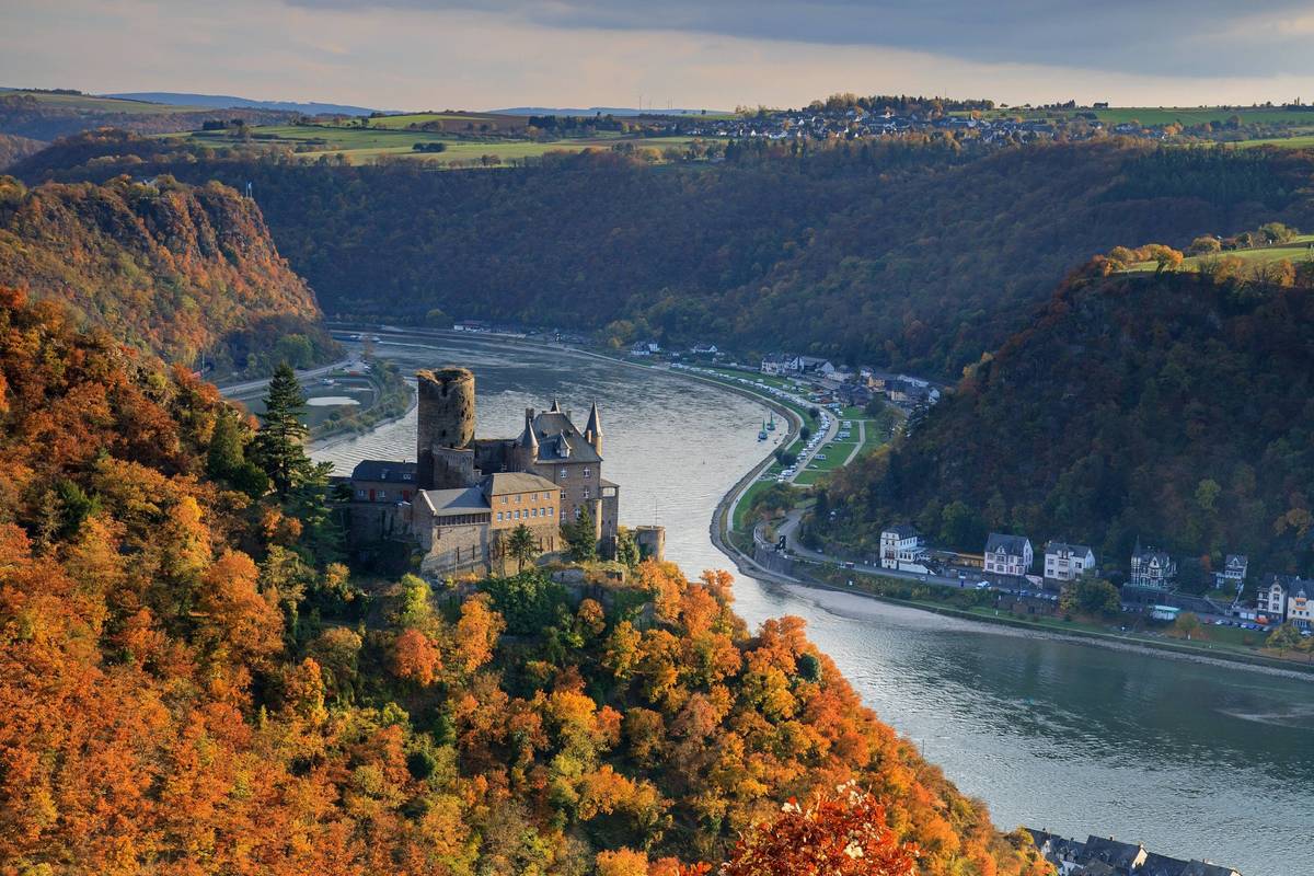 Mittelrheintal im Herbst mit historischer Burg Katz Nähe St. Goarshausen