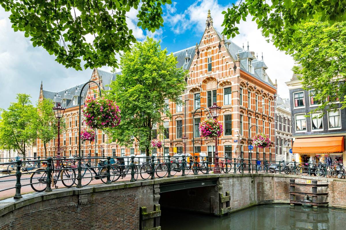 Brücke über Grachten in Amsterdam an einem sonnigen Tag