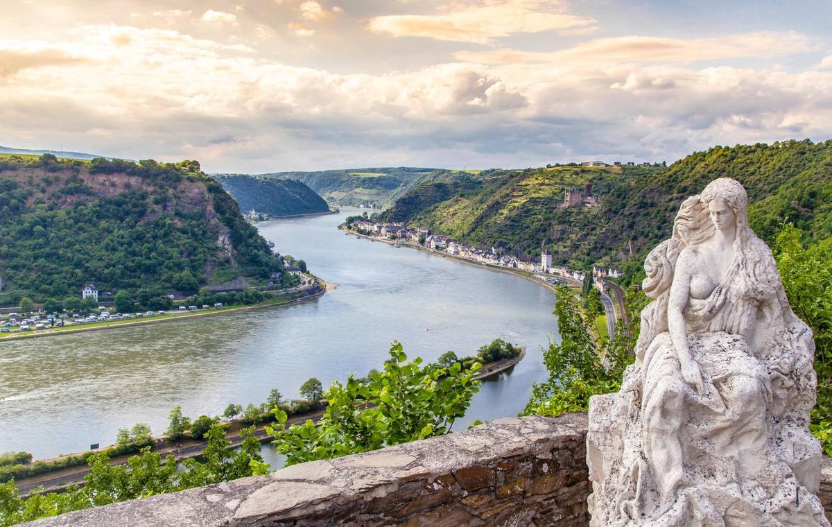 Loreleystatue am Mittelrheintal Nähe St. Goarshausen mit Panoramaausblick