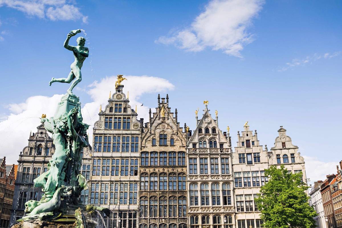 Brabobrunnen in Antwerpen mit historischen Häusern im Hintergrund
