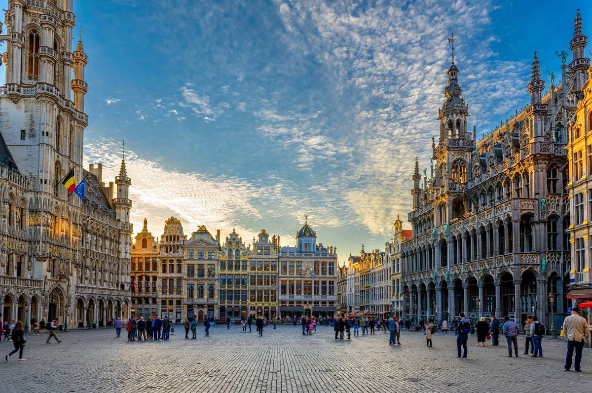Der Grote Markt in Brüssel neben dem historischen Rathaus. Menschen laufen über den Platz neben der Maison du Roi.
