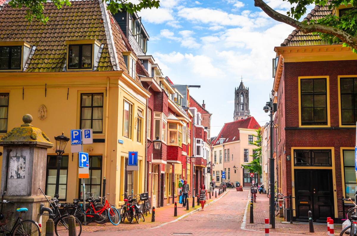 Traditionelle Straße im niederländischen Utrecht. Bild zeigt eine kleine Gasse.
